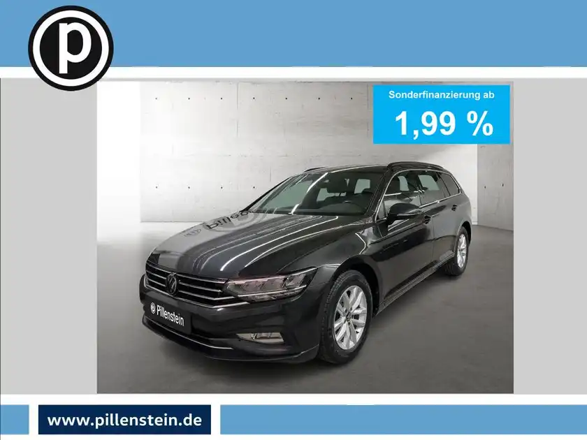 Das Bild zeigt einen schwarzen VW Passat Variant von der Seite. Es enthält einen Händlerlogo und markante Texteinblendungen zur Sonderfinanzierung.