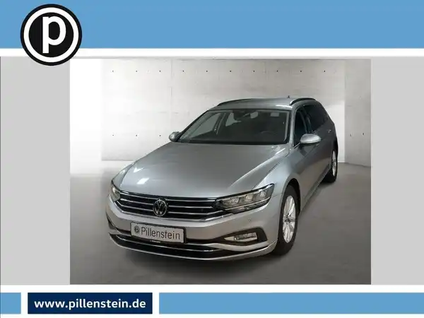 Das Bild zeigt einen silbernen VW Passat Variant aus der Frontansicht. Im Bild ist das Händlerlogo von Pillenstein zu sehen sowie eine markante Texteinblendung.