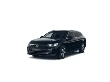 Das Bild zeigt einen schwarzen VW Passat aus der Frontansicht. Es enthält das Händlerlogo und eine markante Texteinblendung mit dem Hinweis 'Sofort verfügbar'.