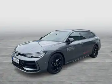 Das Bild zeigt einen grauen VW Passat aus der Seitenansicht. Es enthält markante Texteinblendungen, abgesehen von Händlersymbolen.