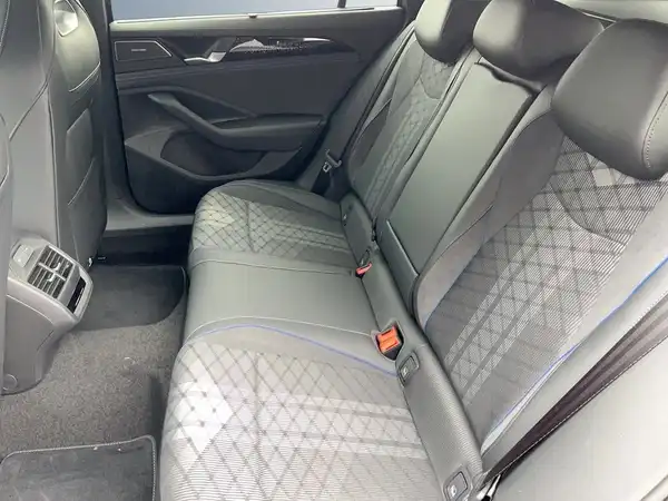 VW PASSAT (12/15)