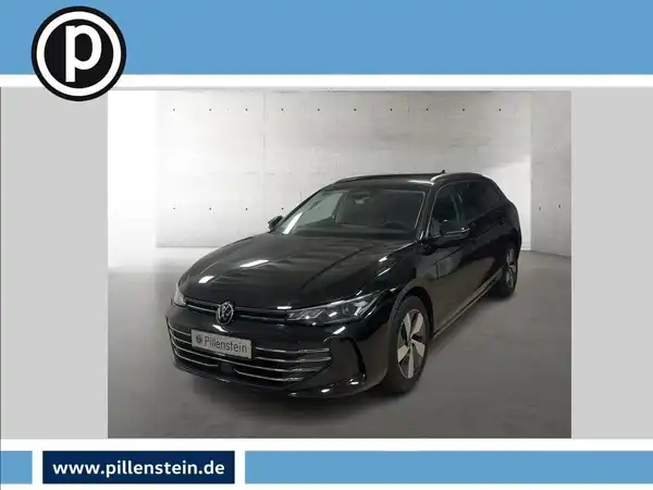 Das Bild zeigt einen schwarzen VW Passat von der Seite. Es enthält das Logo des Händlers Pillenstein und einige markante Texteinblendungen.