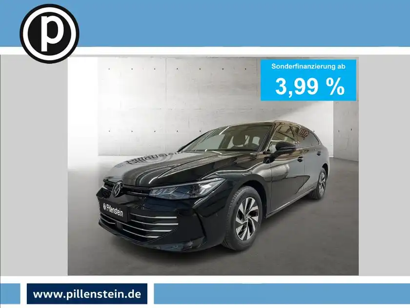 Das Bild zeigt einen schwarzen VW Passat Variant von der Seite mit einem Händlerlogo und einem bannerartigen Text für Sonderfinanzierung.
