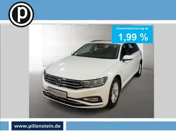 Das Bild zeigt einen weißen Volkswagen Passat Variant von vorne. Es enthält einen Händlerlogo und eine Texteinblendung über Finanzierungsdetails.