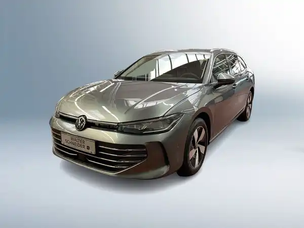 Das Bild zeigt einen grauen VW Passat von vorne. Das Händlerlogo von Walter Schneider ist eingeblendet, ebenso ein markanter Text "Sofort verfügbar".