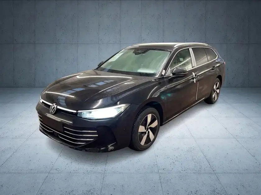 Das Bild zeigt einen schwarzen Volkswagen Passat von der Seite. Im Hintergrund ist eine graue Wand zu sehen. Oben links ist ein Hinweis auf die Verfügbarkeit des Fahrzeugs, und unten befinden sich die Logos des Händlers und der Marke.