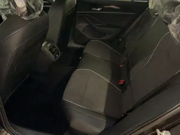 VW PASSAT (12/16)