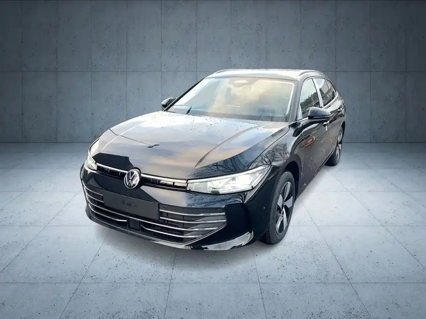 Das Bild zeigt einen schwarzen VW Passat aus der Frontansicht.