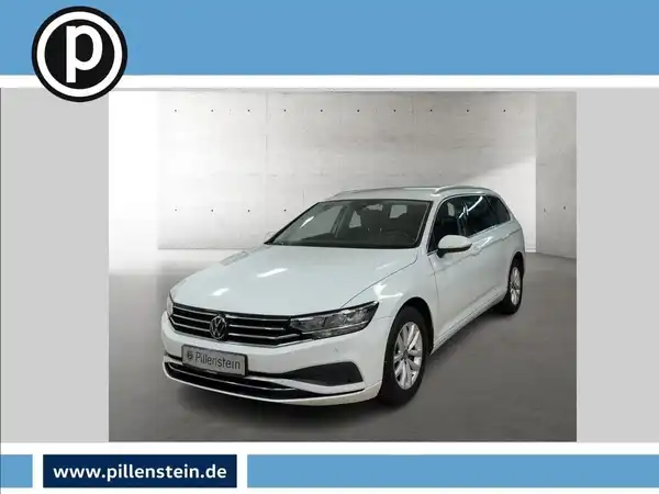 Das Bild zeigt einen weißen VW Passat Variant von vorne. Es sind markante Texteinblendungen des Händlers sichtbar.