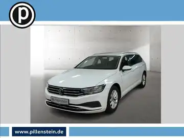 Das Bild zeigt einen weißen VW Passat Variant von vorne. Es sind markante Texteinblendungen des Händlers sichtbar.