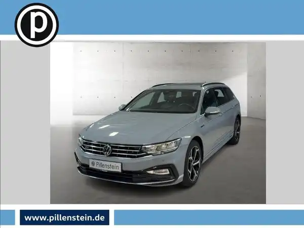 Das Bild zeigt einen blauen VW Passat Variant von der Seite. Es ist ein Fahrzeugbild mit sichtbarem Händlerlogo und zusätzlichem Text auf dem Bild.