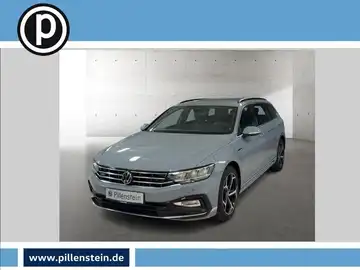 Das Bild zeigt einen blauen VW Passat Variant von der Seite. Es ist ein Fahrzeugbild mit sichtbarem Händlerlogo und zusätzlichem Text auf dem Bild.