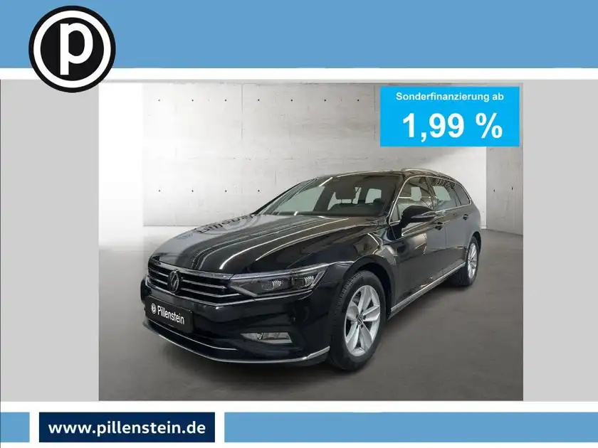 Das Bild zeigt einen schwarzen VW Passat Variant aus der Seitenansicht. Es enthält ein Händlerlogo und markante Texteinblendungen zur Sonderfinanzierung.