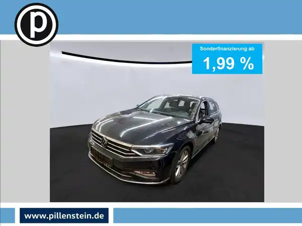 Das Bild zeigt einen schwarzen VW Passat Variant von vorne, mit einer Anzeige für eine Sonderfinanzierung ab 1,99 %. Das Händlerlogo ist sichtbar.