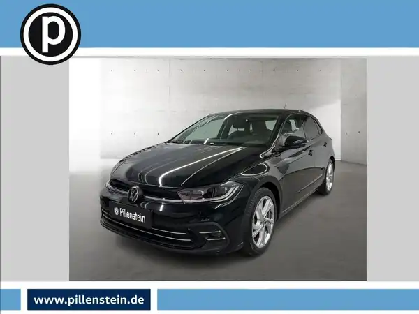 Das Bild zeigt einen schwarzen VW Polo von der Seite. Es ist ein Fahrzeugfoto, das auch ein Händlerlogo im oberen Bereich enthält und markante Texteinblendungen aufweist.