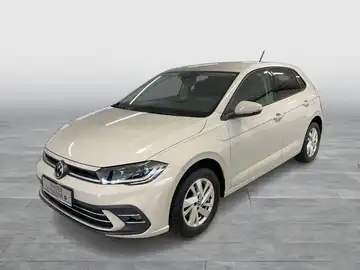 Das Bild zeigt einen weißen VW Polo aus der Frontansicht.