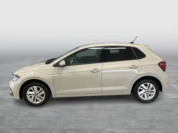 Das Bild zeigt einen weißen VW Polo von hinten aufgenommen.