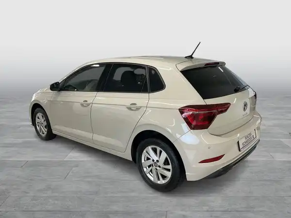 Innenaufnahme eines VW Polo mit schwarzem Interieur und grauen Akzenten.