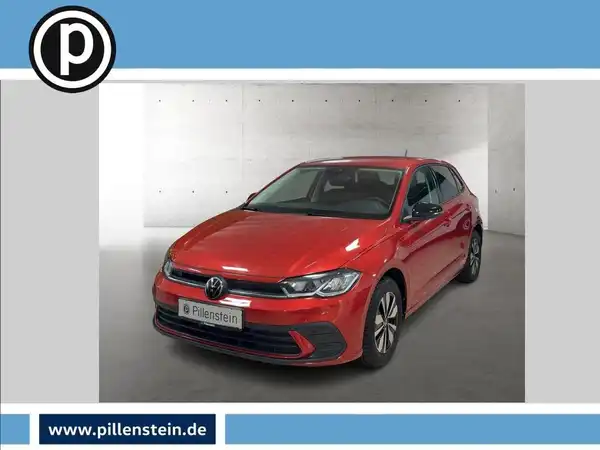 Das Bild zeigt einen roten VW Polo aus der Frontansicht, mit einem sichtbaren Händlerlogo und markanten Texteinblendungen.
