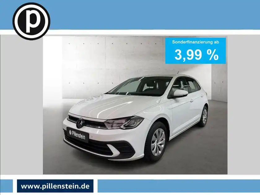 Das Bild zeigt einen weißen VW Polo, aufgenommen von vorne. Es enthält Werbung für Finanzierungen mit einem Zinssatz von 3,99 % und das Händlerlogo.