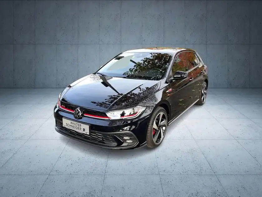 Das Bild zeigt einen schwarzen VW Polo GTI von vorne. Im Bild ist das Händlerlogo von Walter Schneider zu sehen, sowie Markentexte.