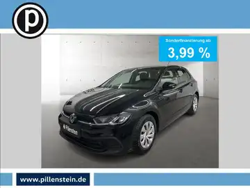 Das Bild zeigt einen schwarzen VW Polo von vorne, mit einem Händlerlogo und einem Banner, das eine Sonderfinanzierung von 3,99 % anzeigt.