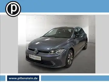 Das Bild zeigt einen grauen VW Polo aus der Frontansicht, mit einem Händlerlogo im oberen linken Bereich und markanten Texteinblendungen.