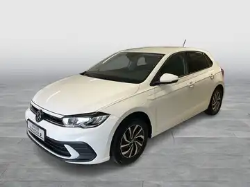 Das Bild zeigt einen weißen VW Polo aus der Frontalansicht.