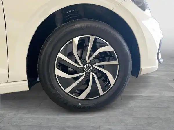 VW POLO (7/17)