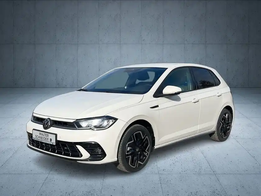 Das Bild zeigt einen weißen VW Polo aus seitlicher Perspektive, aufgenommen vor einem schlichten Hintergrund. Es enthält das Händlerlogo und weitere Texteinblendungen.