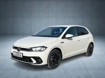 Das Bild zeigt einen weißen VW Polo aus seitlicher Perspektive, aufgenommen vor einem schlichten Hintergrund. Es enthält das Händlerlogo und weitere Texteinblendungen.