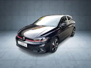 Das Bild zeigt einen schwarzen VW Polo GTI aus der Seitenansicht. Auf der linken Seite ist das Händlerlogo von Walter Schneider und das Logo von Volkswagen zu sehen.