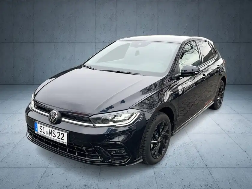 Das Bild zeigt einen schwarzen Volkswagen Polo, aufgenommen von der Vorderseite. Im Bild ist das Händlerlogo von Walter Schneider sichtbar sowie die Kennnummer SL WS 22.