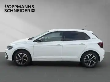 Das Bild zeigt einen weißen VW Polo von der Seite. Im Bild ist das Händlerlogo 'HOPPMANN & SCHNEIDER' eingeblendet.