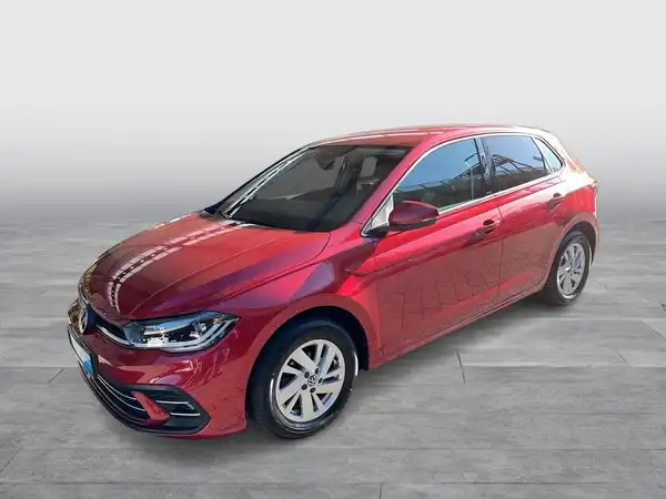Das Bild zeigt einen roten VW Polo aus der seitlichen Perspektive.