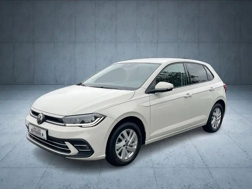 Das Bild zeigt einen weißen VW Polo aus der Seitenansicht.