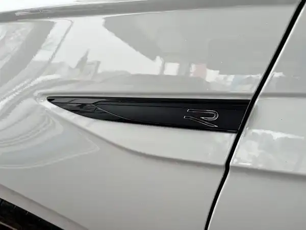 VW POLO (10/16)