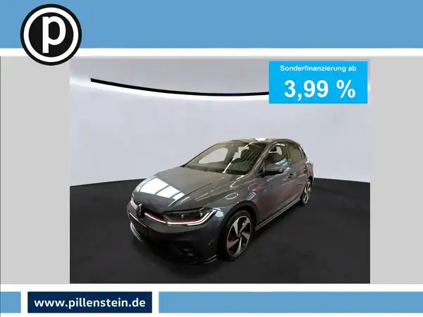 Das Bild zeigt einen VW Polo GTI von der Seite in grau, eingebettet in eine Anzeige mit einem Händlerlogo und markanten Texteinblendungen zu Finanzierungsdetails.