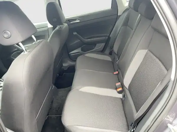 Das Bild zeigt den Innenraum eines VW Polo, konkret die Rücksitze, die in grauem Stoff gehalten sind.