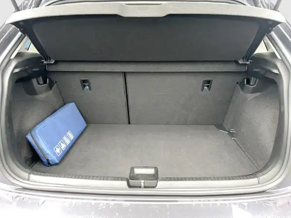 Das Bild zeigt den Kofferraum eines VW Polo in schwarzer Innenfarbe.