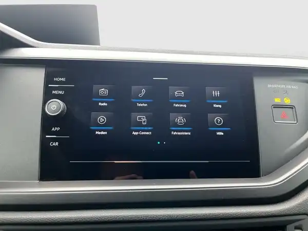 Das Bild zeigt das Innenleben eines VW Polos, insbesondere das Display des Infotainmentsystems in schwarz.