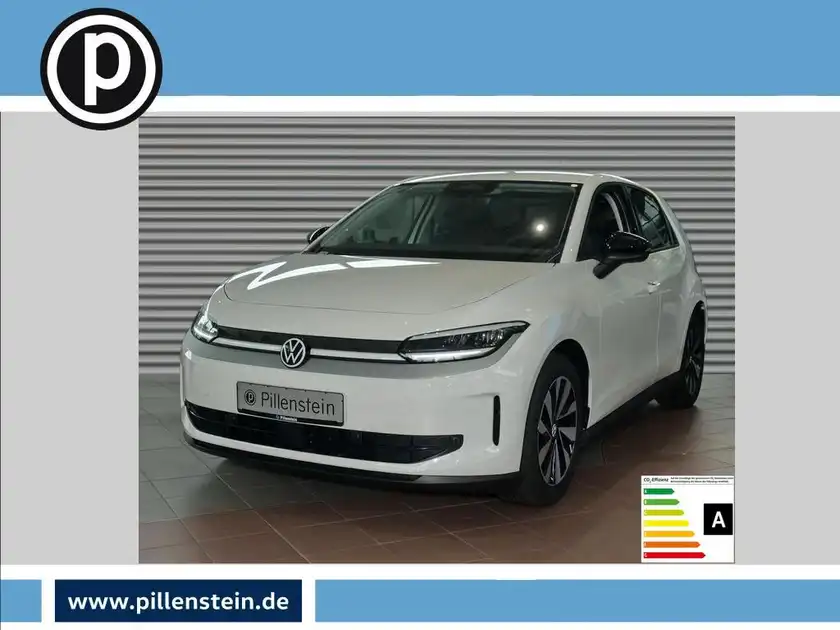 Das Bild zeigt einen weißen VW Polo von vorne in einem Autohaus. Auf dem Bild ist das Händlerlogo 'pillenstein' sichtbar und es gibt markante Texteinblendungen auf dem Bild.