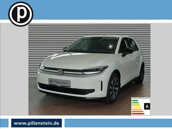 Das Bild zeigt einen weißen VW Polo von vorne in einem Autohaus. Auf dem Bild ist das Händlerlogo 'pillenstein' sichtbar und es gibt markante Texteinblendungen auf dem Bild.