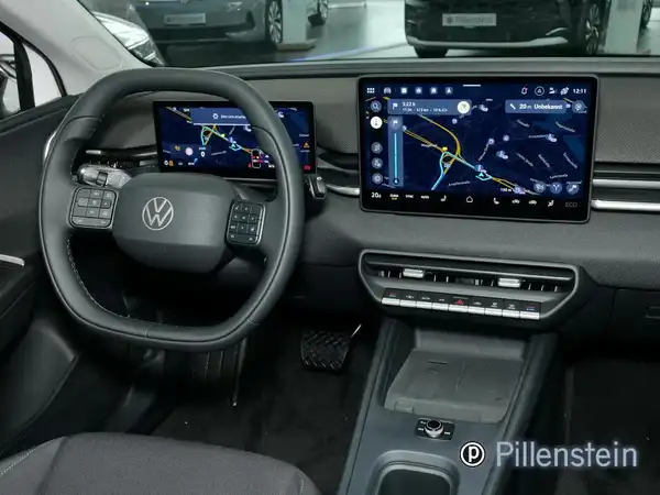 Innenaufnahme des Fahrzeugs VW Polo, mit digitalem Cockpit und modernen Bedienelementen auf einem schwarzen Armaturenbrett. Das Händelrlogo Pillenstein ist sichtbar.