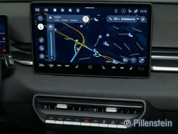 Das Bild zeigt eine Innenaufnahme des Fahrzeugs mit einem Navigationsbildschirm und einer schwarzen Innenausstattung. Es sind markante Texteinblendungen zur Navigation sichtbar.