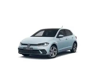 Dieses Bild zeigt einen VW Polo von vorne, in hellblauer Farbe. Es ist ein Händlerlogo abgebildet, zusammen mit markanten Texteinblendungen.