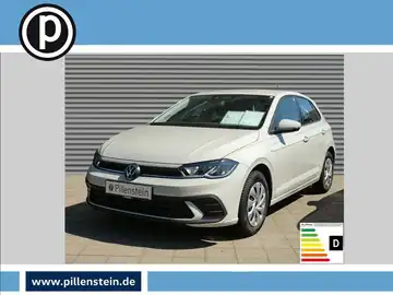 Das Bild zeigt einen weißen Volkswagen Polo von vorne, mit einem sichtbaren Händlerlogo und markanten Texteinblendungen.