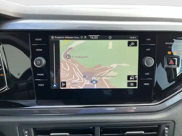 Das Bild zeigt das Innenraum eines Fahrzeugs mit einem Navigationsgerät, in einer schwarzen Farbe.