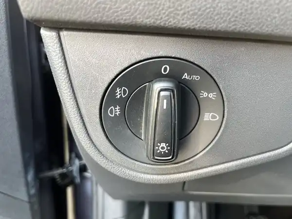 Das Bild zeigt den Innenraum eines VW Polo mit dem Lichtsensor-Schalter. Der Schalter ist schwarz und befindet sich an der Konsole auf der Fahrerseite.
