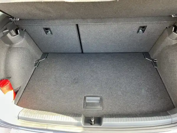 Bild zeigt den Innenraum des Kofferraums eines VW Polo in grauer Farbe.
